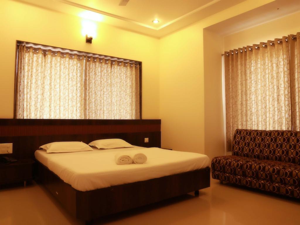 Hotel Sai Ramanand Sirdi Kültér fotó