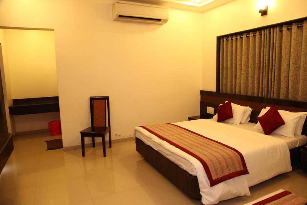 Hotel Sai Ramanand Sirdi Kültér fotó