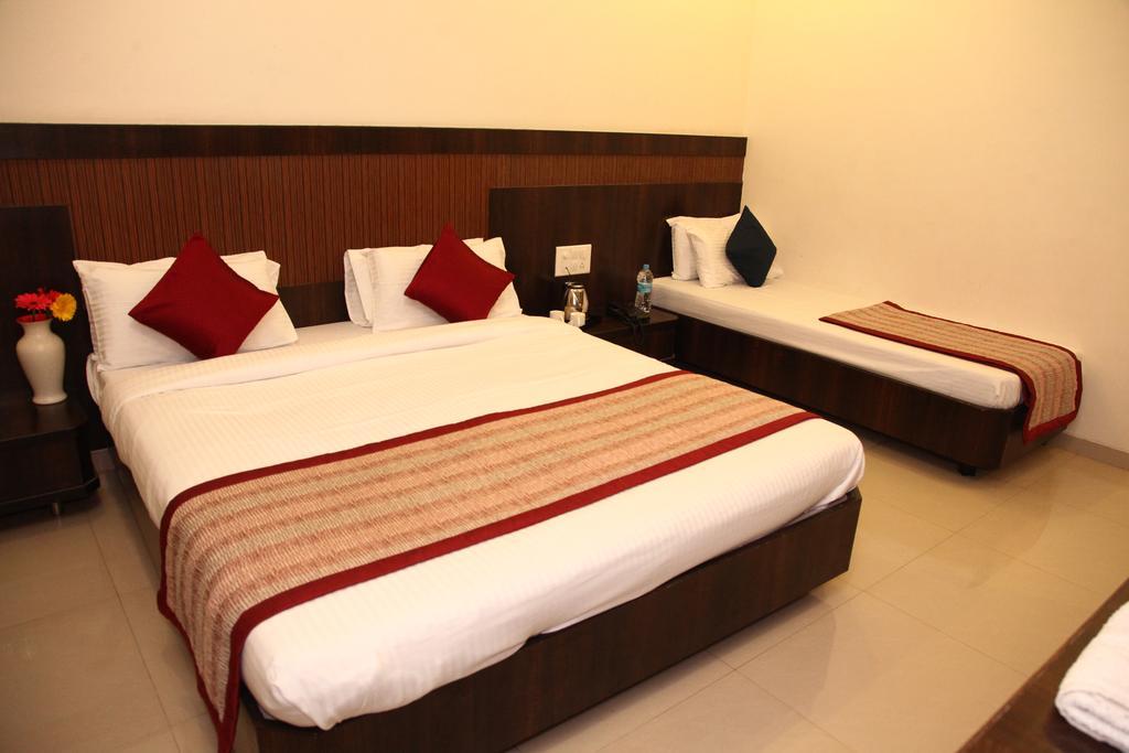 Hotel Sai Ramanand Sirdi Kültér fotó