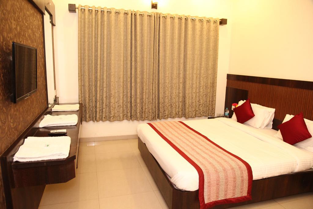 Hotel Sai Ramanand Sirdi Kültér fotó