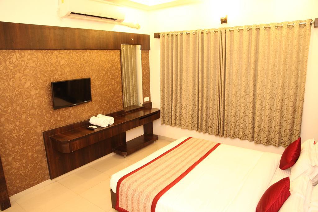 Hotel Sai Ramanand Sirdi Kültér fotó
