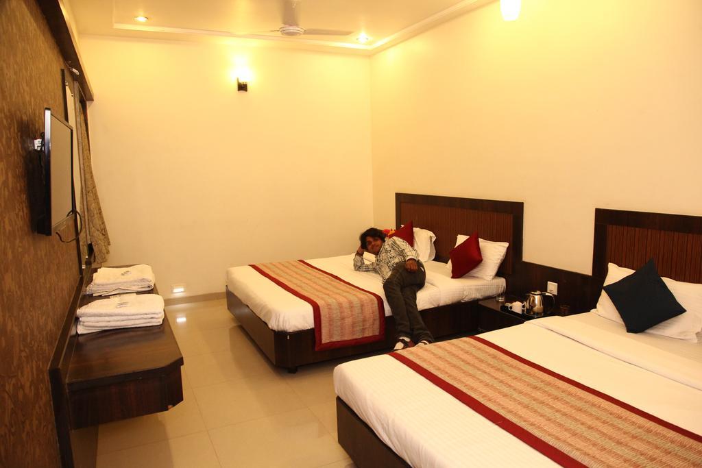 Hotel Sai Ramanand Sirdi Kültér fotó