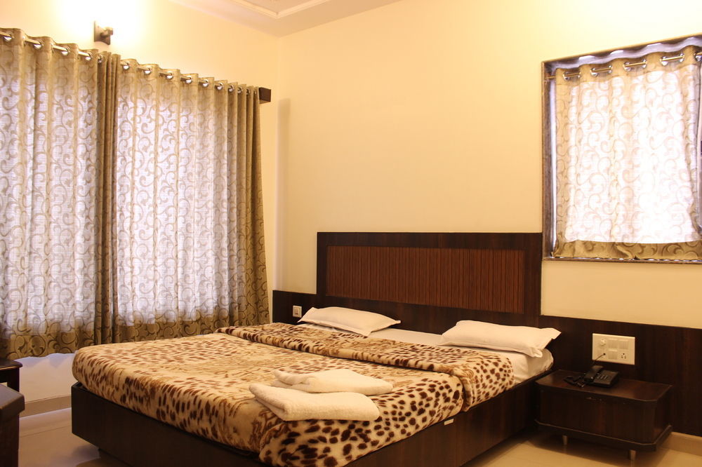 Hotel Sai Ramanand Sirdi Kültér fotó