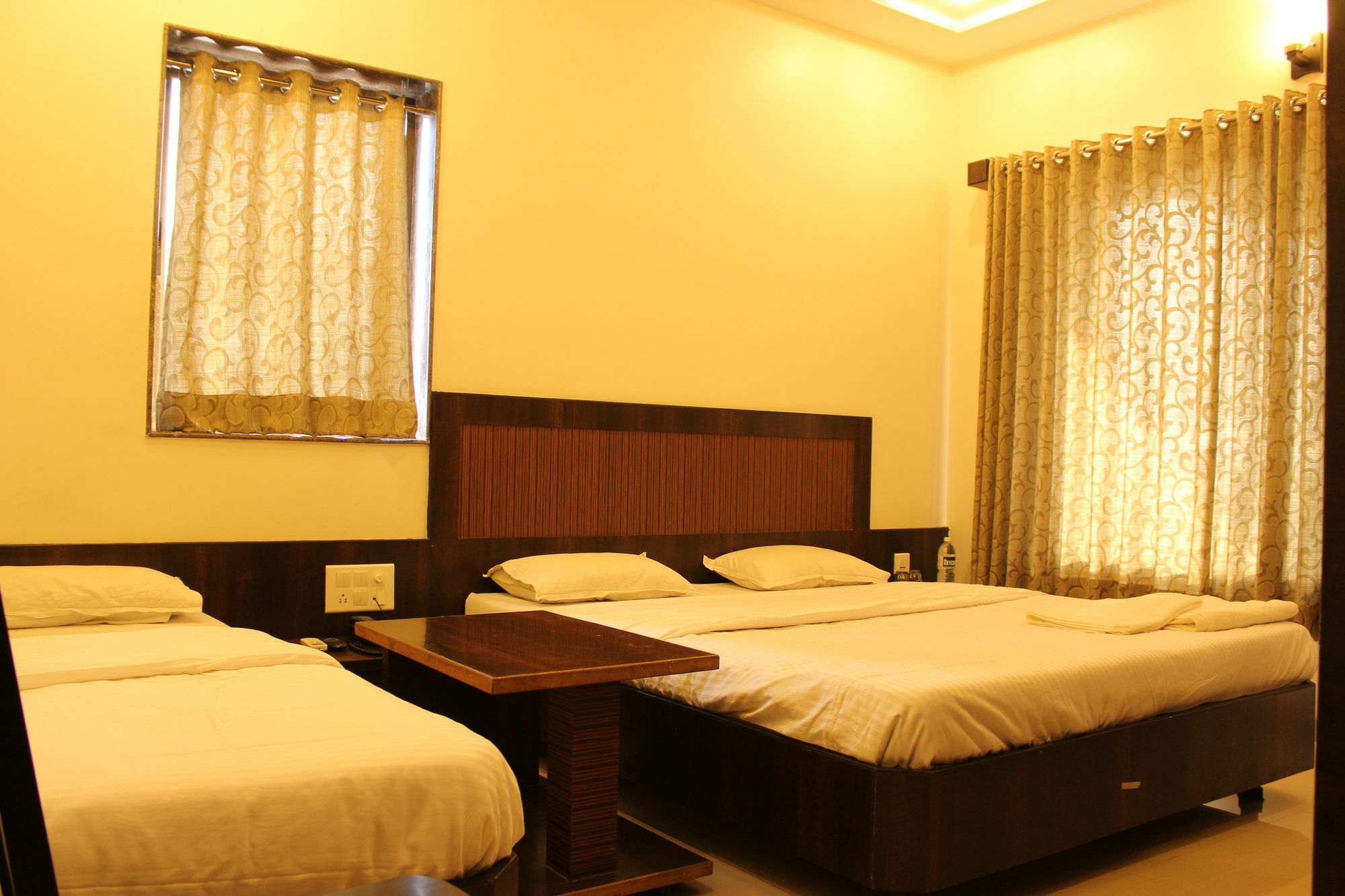 Hotel Sai Ramanand Sirdi Kültér fotó
